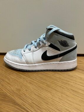 Nike Kids' Mid-Top Sneakers in White, Light Gray & Black